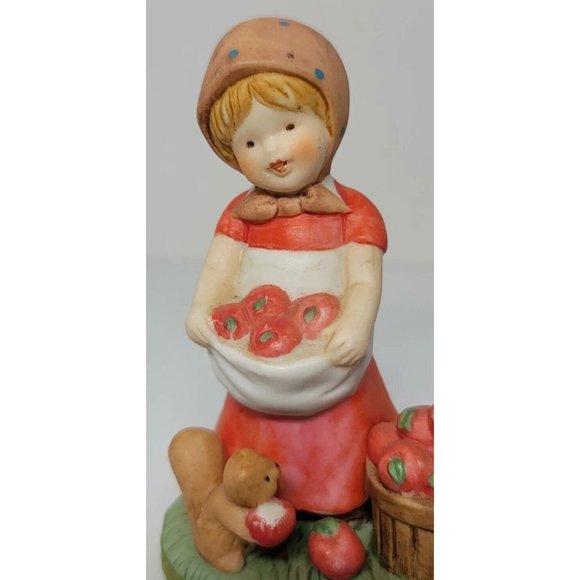 ''Autumn" Country Cousins Figurine #066 (N) Girl With Apples And Squirrels - Picture 1 of 9